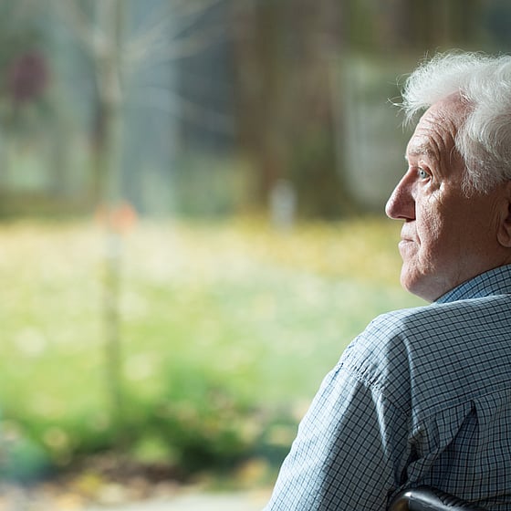 Ensam man vid köksbord