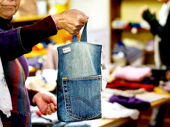 Bild på två händer, en person som stickar.