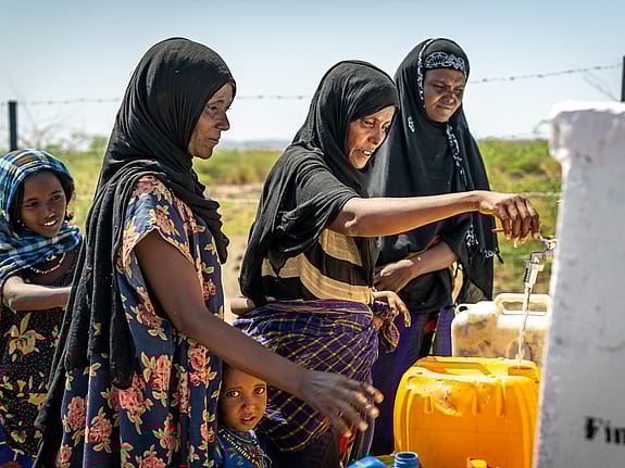 Barn och volontär från Röda Korset i Syrien
