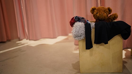 nalle-och-kläder-i-låda-för-att-skänkas-till-butik