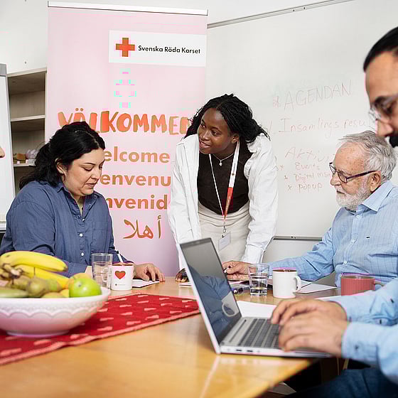 Värvare står bakom Röda Korset-flagga