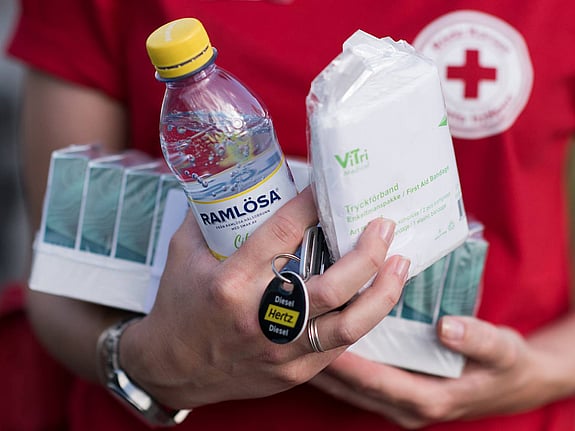 En famn fylld av bra saker att ha hemma i en kris.