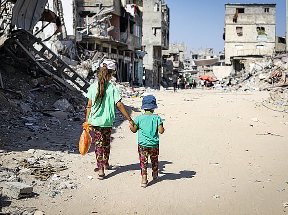 Barn på flykt i Gaza.