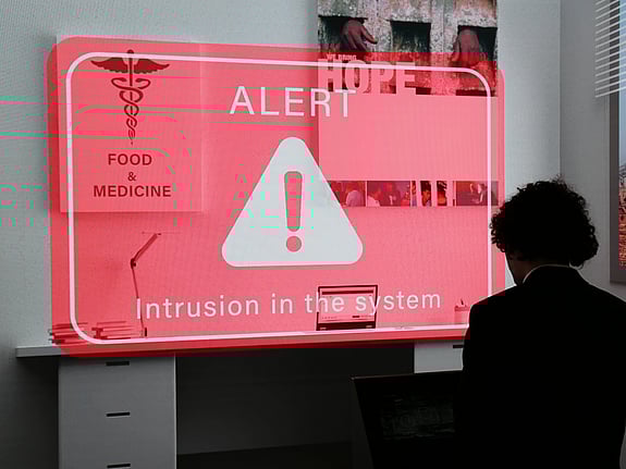 Felmeddelande framför person. Ny digital teknik kan användas och slås ut i krig.