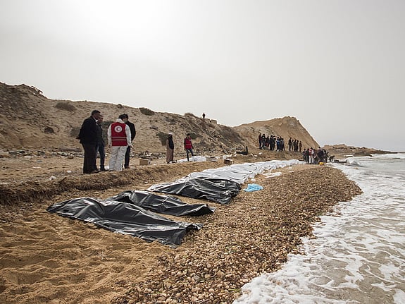 Hjälparbetare på katastrofdrabbad strand