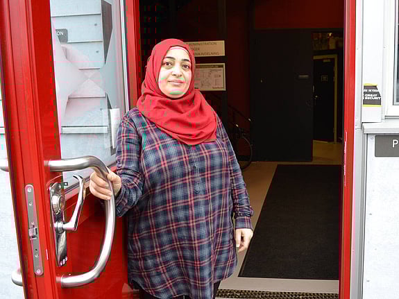 Saffa Ablos står i dörröppning