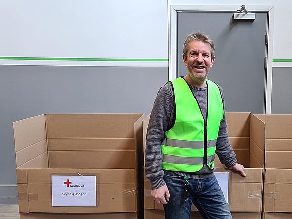 Bringanställd i varselväst.