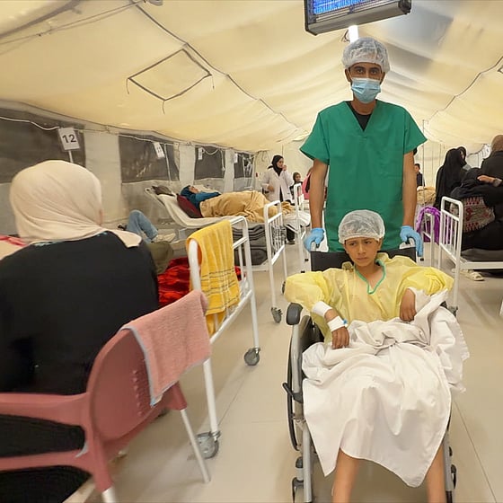 Pojke får vård i Gaza, Palestina.