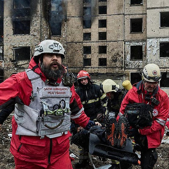 Brödpaket delas ut i krigets Aleppo