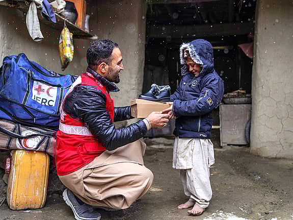 Barn och volontär från Röda Korset i Syrien