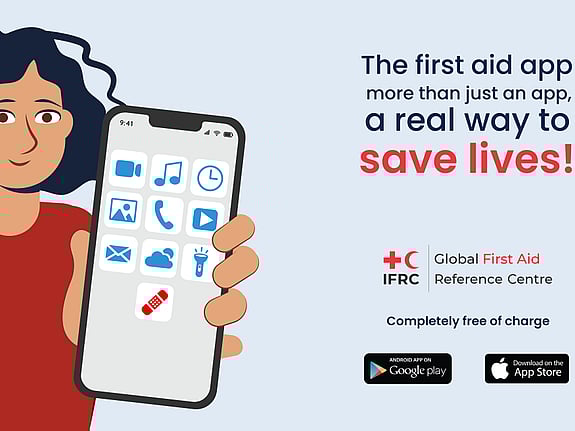 Person med mobiltelefon i handen visar första hjälpen-appen.