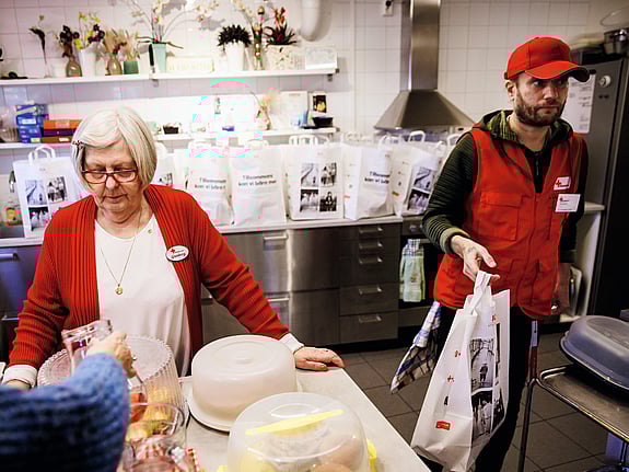 Matkassar delas ut av Röda Korset när fler blir fattiga i Sverige.