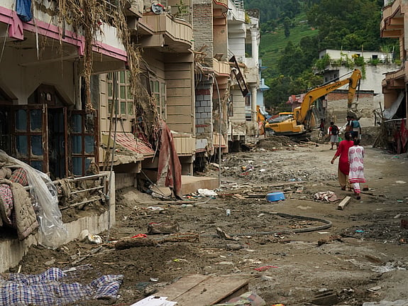 Volontärer går igenom ruiner efter jordbävning i Nepal