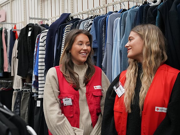 praktikanter-i-röda-korset-second-hand-butik