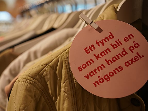 kamera-och-silverkanna-i-Röda-korset-second-hand-butik