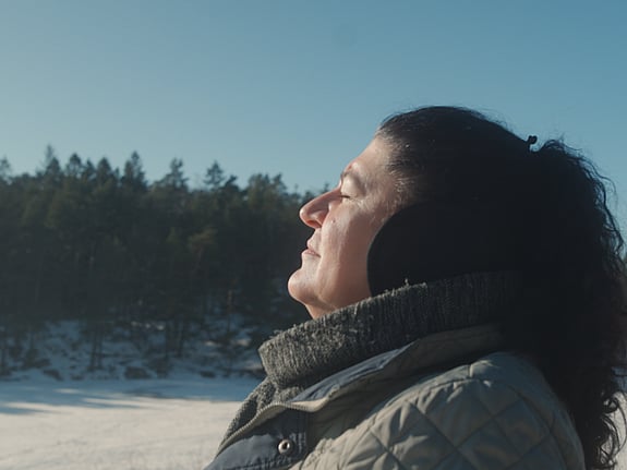 En bild på en kvinna som tittar upp
