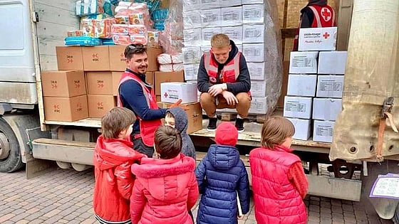 Barn får hjälp i Ukraina
