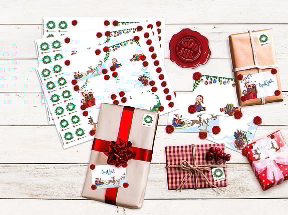 Ett bord fullt med julklappsetiketter, julklappar och presentpapper.