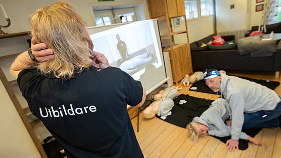 Utbildare på en kurs i första hjälpen