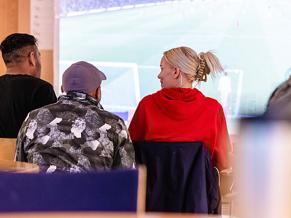 Mötesplats Spenshult - volontär talar med flyktingar