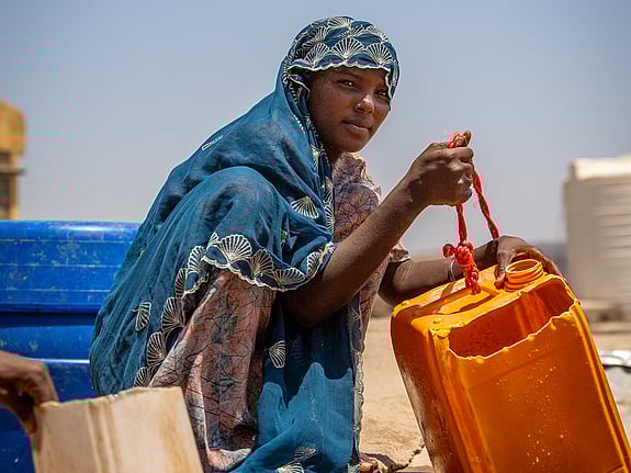 Kvinna hämtar vatten i Etiopien.