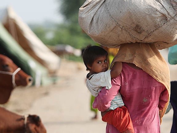 Mamma och barn på flykt undan torkan i Namibia