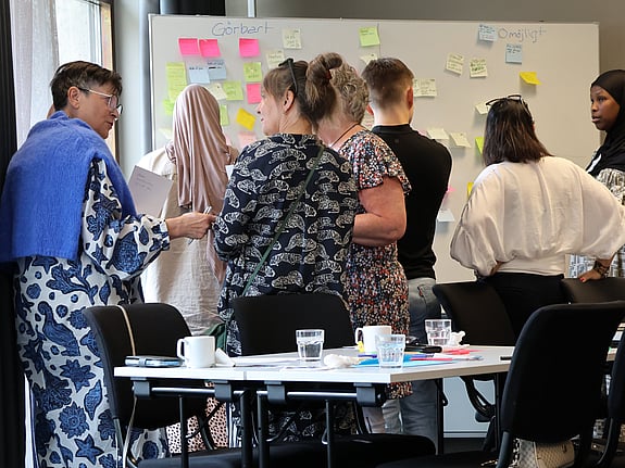 Personer framför en whiteboard