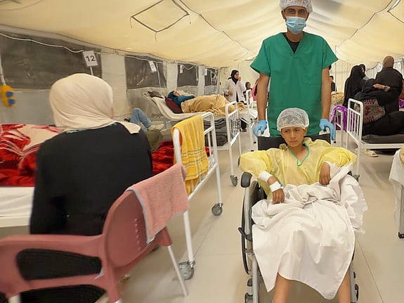 Pojken får vård på Röda Korsets fältsjukhus i Gaza.