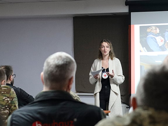 Krigets lagar lärs ut av Röda Korset.