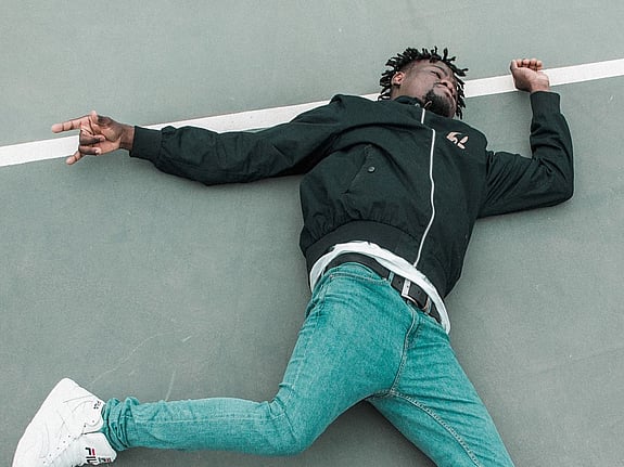 Man ligger på marken under ett krampanfall