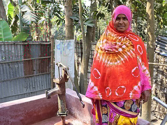 Chalima framför en vattenpump