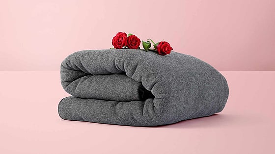 En ullfilt med en ros på.