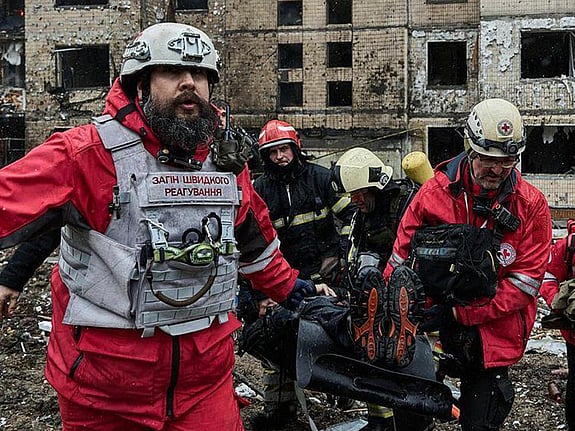 Röda Korset hjälper i konfliktens Kongo-Kinshasa.