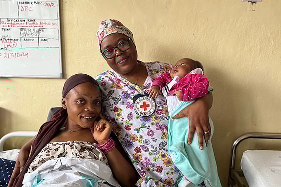 Jolie och hennes lilla bebis på en vårdinrättning som stöds av Röda Korset.