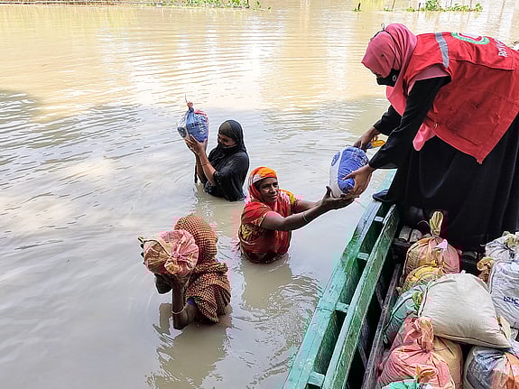 Mat delas ut vid översvämning i Bangladesh.