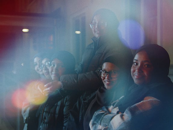 Ungdomar sitter i en soffa.