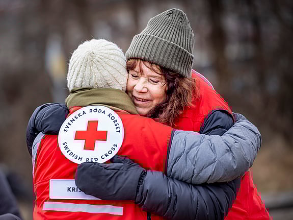 Två krisstödjare som kramas