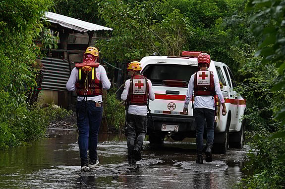Efter extremvädret hjälper volontärer i El Salvador