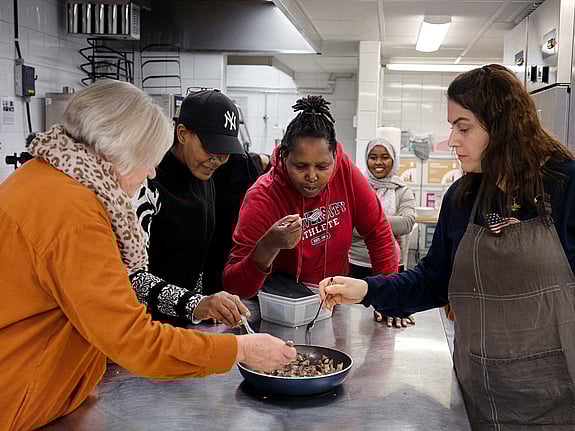 Röda Korsare lagar mat tillsammans.