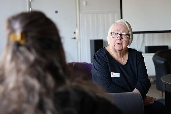 Krisledare och volontär från Röda Korset står utomhus