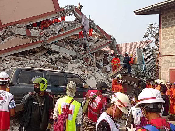 Volontär hjälper. Jordbävningar har drabbat Myanmar flera gånger.
