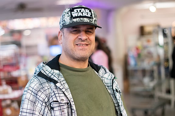 Man som handlar i Röda Korsets butik