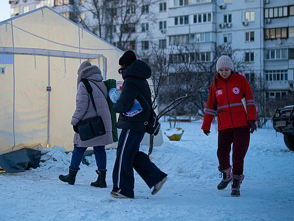 Hjälppaket delas ut av Röda Korset i Ukraina.