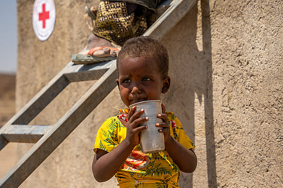Flicka får vatten i Etiopien.