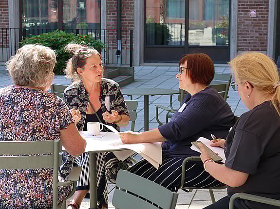 Personer som sitter vid ett bord