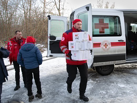Hjälppaket delas ut av Röda Korset i Ukraina.