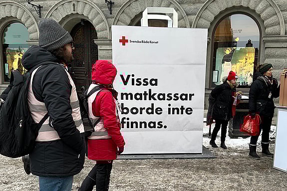 Jättematkasse utanför Riksdagen i Stockholm.