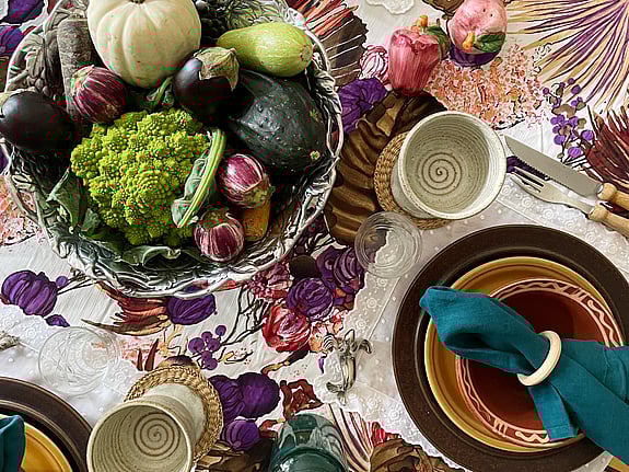 hostdukning-i-vardagsrum-med-prylar-fran-second-hand