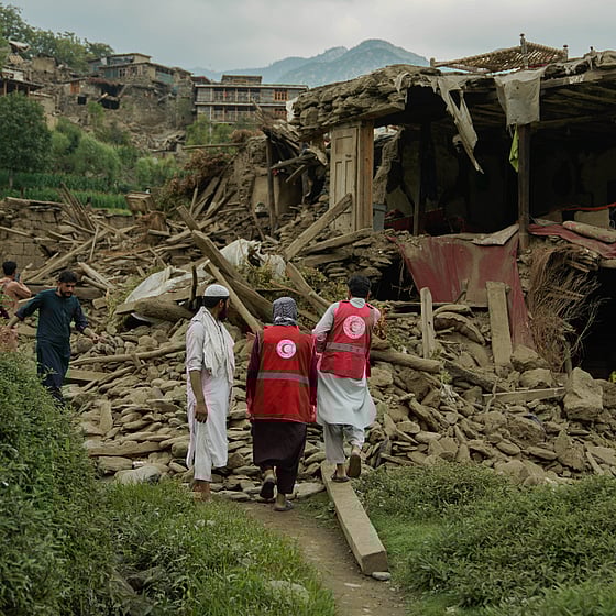 Läkare och patient i ambulans