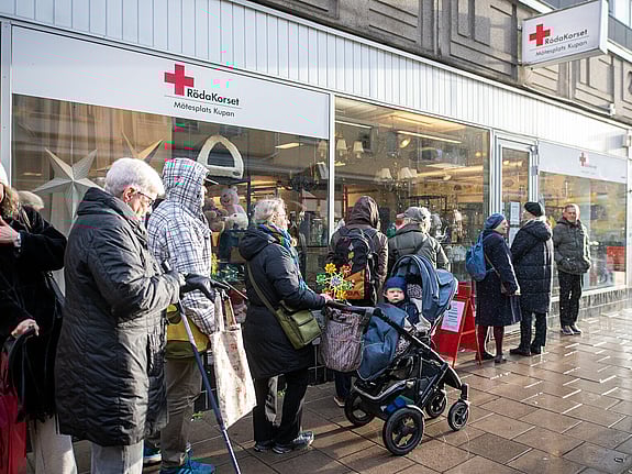 Kö till matförsäljning i Stockholm.